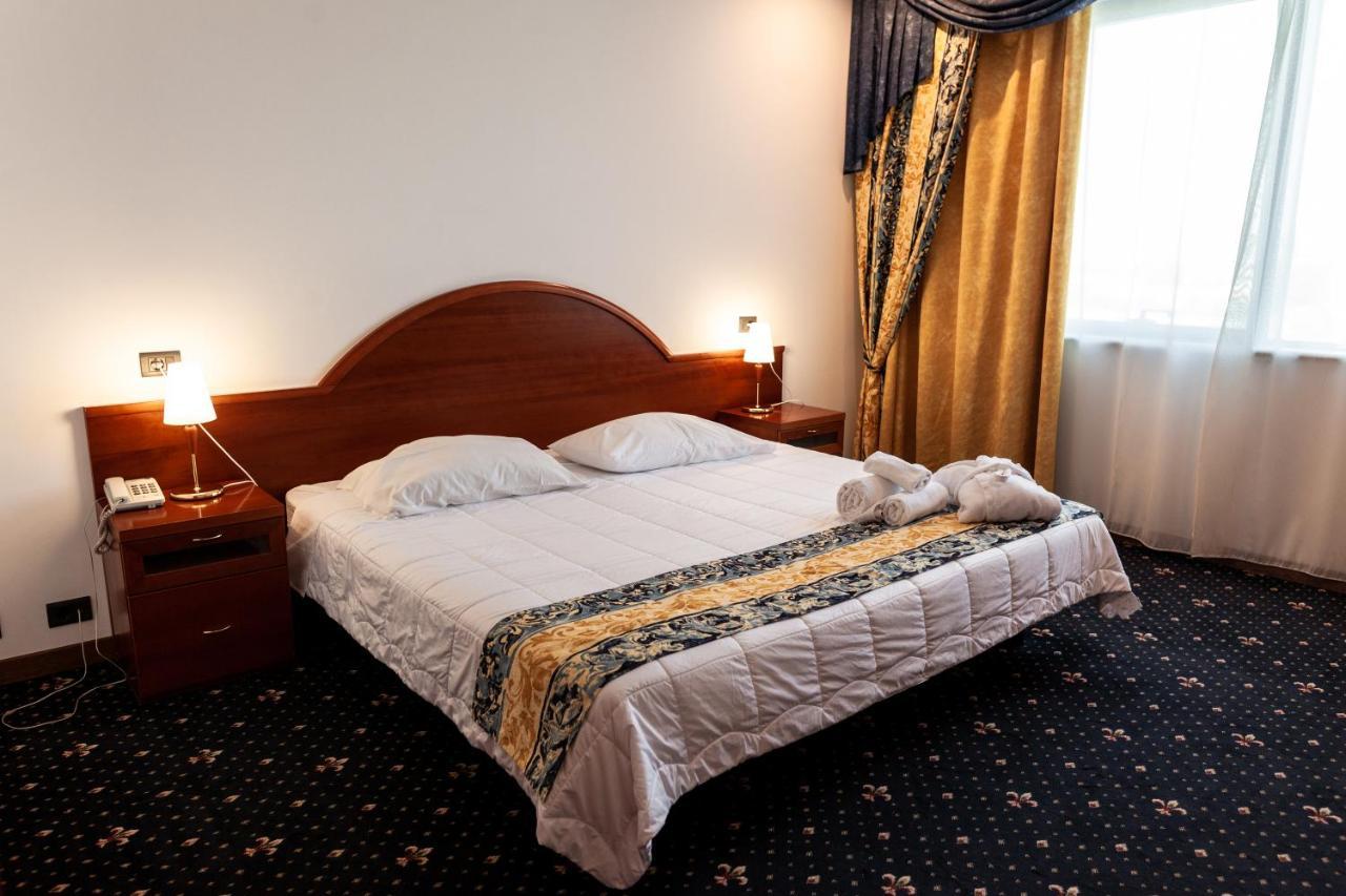 River Palace Hotel Atyrau Ngoại thất bức ảnh