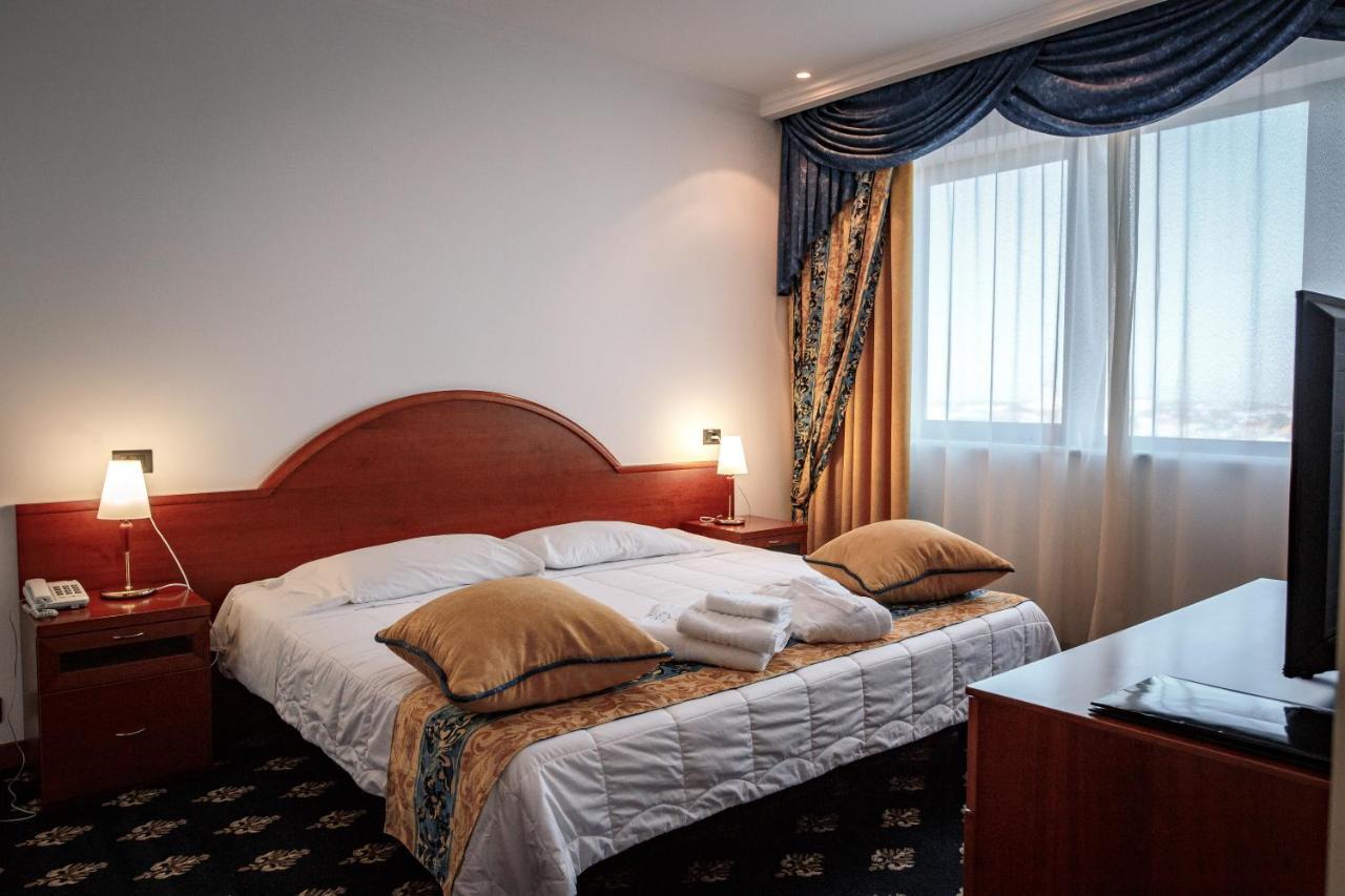 River Palace Hotel Atyrau Ngoại thất bức ảnh